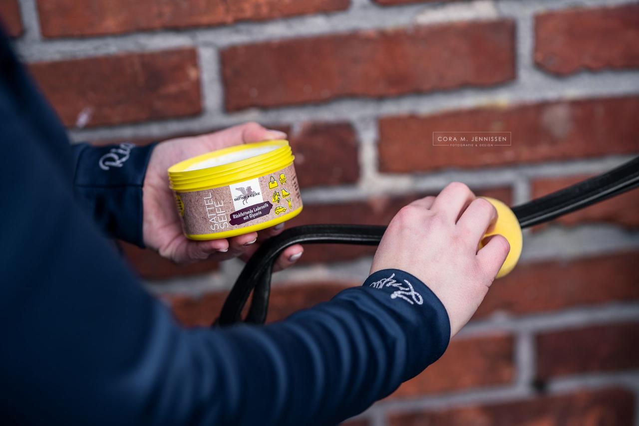 Bense & Eicke Savon pour selle avec éponge
